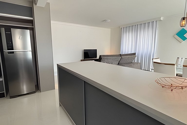 3 Quartos com A/C | 2 Vagas | 500m da Praia