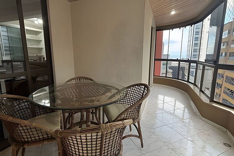 Apê amplo climatizado | Shopping e praia a 150m