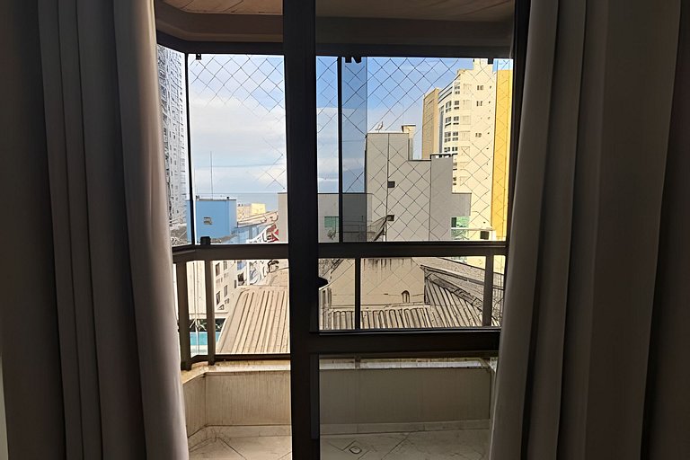Apê amplo climatizado | Shopping e praia a 150m