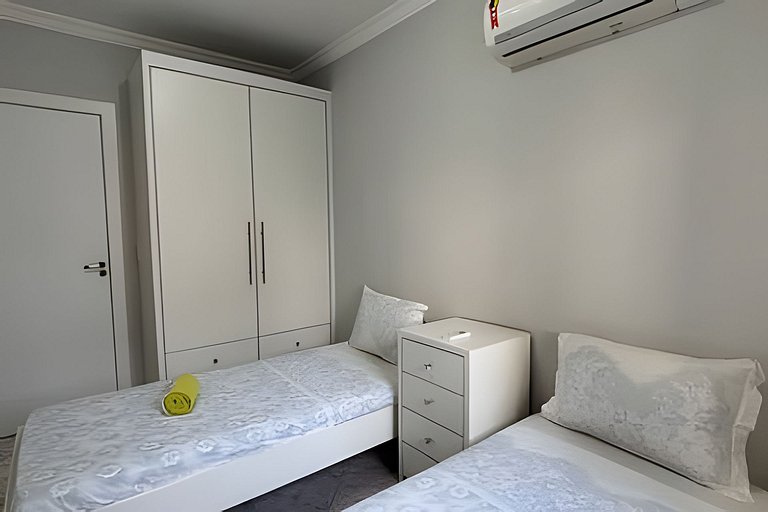 Apto amplio climatizado | Shopping y playa a 150m