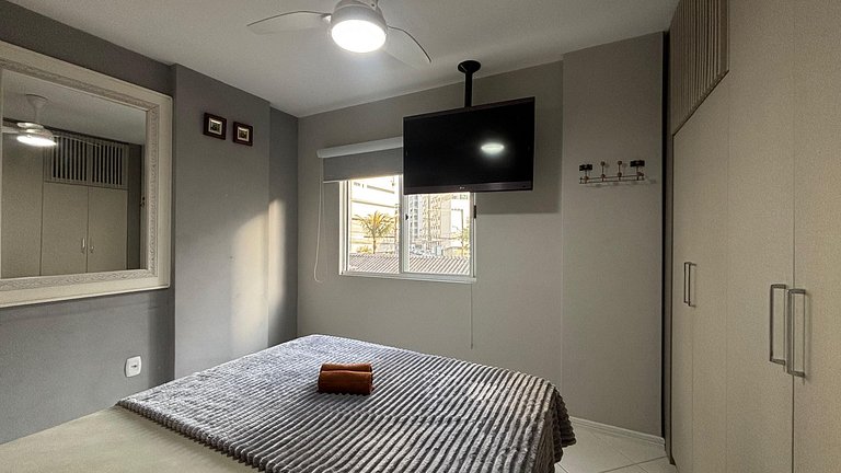 Central BC Apt | 450m to the beach + A/C + parking