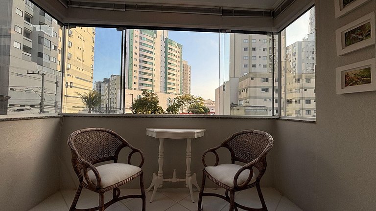 Apê central BC | 450m da praia + A/C + vaga