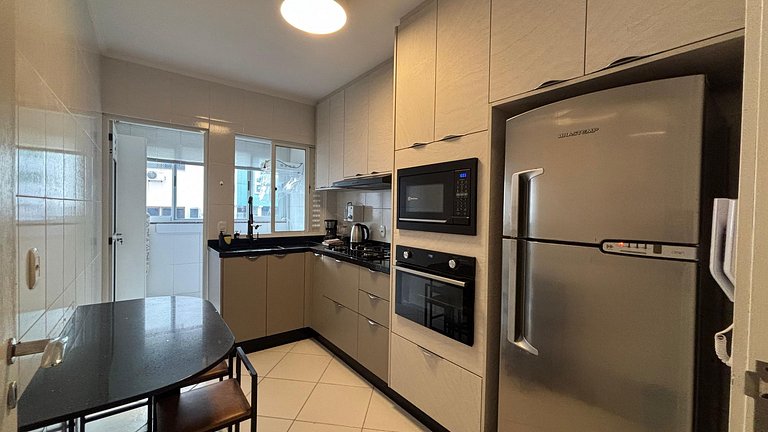 Central BC Apt | 450m to the beach + A/C + parking