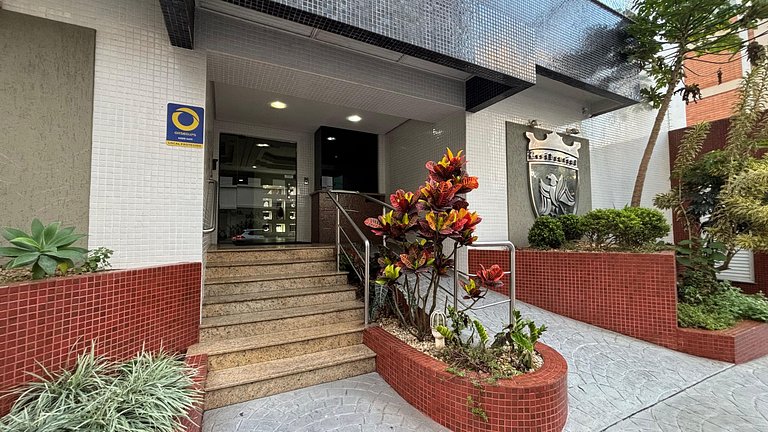 Central BC Apt | 450m to the beach + A/C + parking